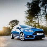 Ford Focus ST kontra VW Golf GTI: Który hot hatch jest królem segmentu?