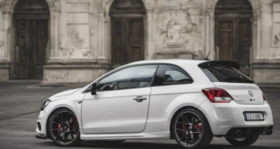 Hot hatch czy sportowe coupe? Porównujemy zalety i wady obu typów aut